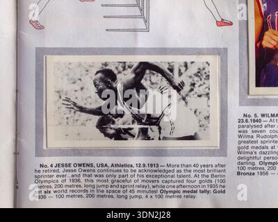 Jesse Owens nimmt an einem Rennen während der Olympischen Sommerspiele 1936 in Berlin Teil. Sammelkarte aus der Brooke Bond-Serie 1979 „Olympische Größen“. Stockfoto