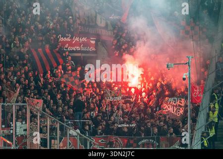 Die Leverkusener Fans schaffen Atmosphäre. Borussia Borussia Monchengladbach vs. Bayer 04 Leverkusen, Fußball, 1. Bundesliga [Bundesliga], 21. Spieltag, Saison 2025/2026, 07.02.2026 DFL/DFB-Vorschriften verbieten die Verwendung von Fotos als Bildmaterial Stockfoto