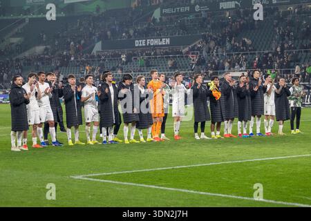Die Mönchengladbach-Spieler danken ihren Fans für die Unterstützung. Borussia Borussia Mönchengladbach vs. Bayer 04 Leverkusen, Football, 1. Die Bundesliga [Bundesliga], 21. Spieltag, Saison 2025/2026, 07.02.2026 DFL/DFB-Bestimmungen verbieten jede Verwendung Stockfoto