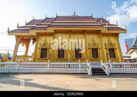 Dok kham Tai, Phayao, Thailand - 8. Februar 2026: Wat Don Chai, das atemberaubende Äußere eines traditionellen thailändischen Tempels mit raffiniertem goldenem Dekor Stockfoto