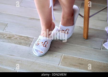Brautpantoffeln mit Aufschrift Braut am Hochzeitmorgen Stockfoto