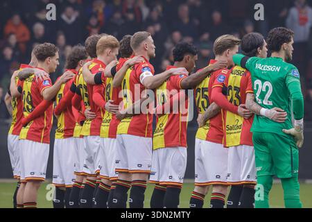 Deventer, Niederlande. Februar 2026. DEVENTER, NIEDERLANDE - 8. FEBRUAR: Jari de Busser Torhüter von Go Ahead Eagles, Thibo Baeten von Go Ahead Eagles, Giovanni van Zwam von Go Ahead Eagles, Jaden Slory von Go Ahead Eagles, Joris Kramer Kapitän von Go Ahead Eagles hudlle vor dem Spiel während eines niederländischen Eredivisie-Spiels am 8. Februar 2026 in de Adelaarshorst in Deventer, Niederlande. (Foto: Broer van den Boom/Orange Pictures) Credit: Orange Pics BV/Alamy Live News Stockfoto