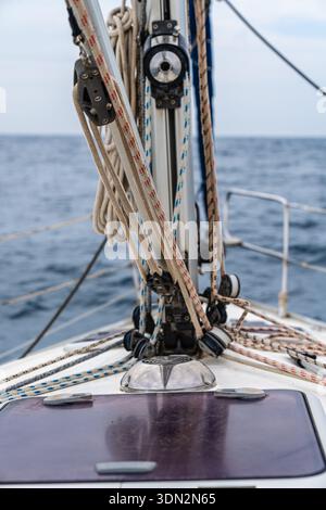 Segelbootmast und Takelage auf dem Meer Abenteuer Stockfoto