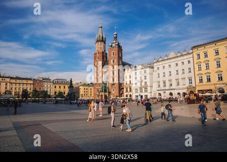 Krakau, Polen - 23. August 2022: Marienkirche auf dem Hauptplatz der Altstadt, historischer Teil von Krakau Stockfoto