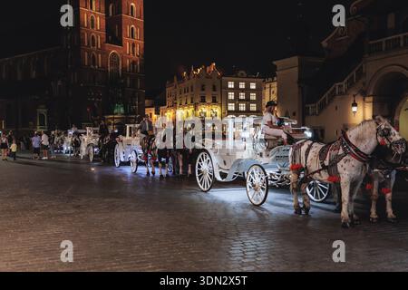 Pferdekutsche auf dem Hauptplatz in der Altstadt von Krakau, Woiwodschaft Kleinpolen von Polen Stockfoto