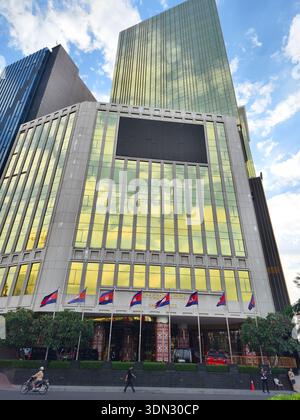 Äußere des NagaWorld 2 Casino Complex in Phnom Penh, Kambodscha. Es ist ein integriertes Hotel und Unterhaltungszentrum, das Eigentum von NagaCorp ist Stockfoto