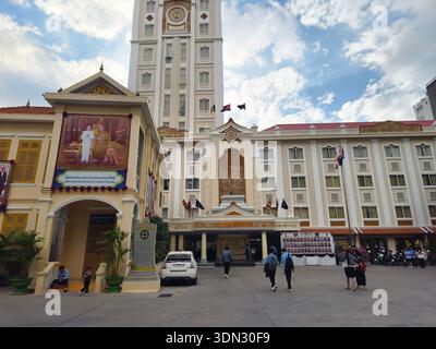 Studenten im Innenhof der Preah Sihamoniraja Buddhist University (PSBU) in Phnom Penh, Kambodscha Stockfoto