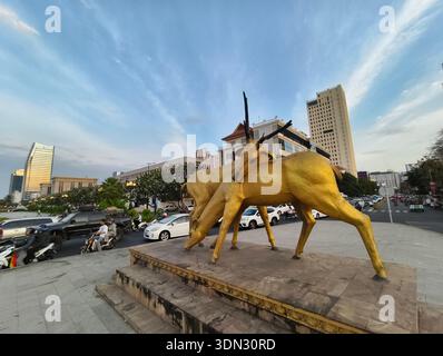Two Deers Garden oder Two Deer Park in Phnom Penh, Kambodscha, mit einer prominenten goldenen Statue von zwei Antilopen oder Hirschen. Stockfoto