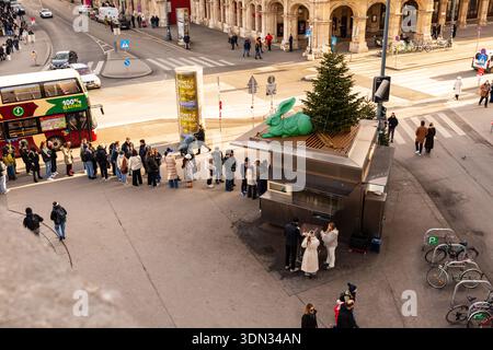 Bitzinger Würstelstand, ein berühmter Würstelstand im Albertinaplatz, Wien, Österreich. Stockfoto