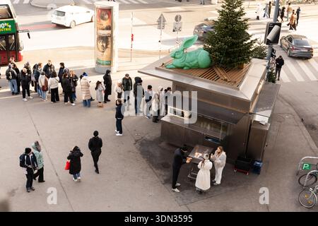 Bitzinger Würstelstand, ein berühmter Würstelstand im Albertinaplatz, Wien, Österreich. Stockfoto