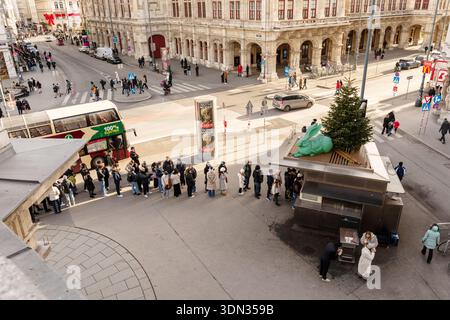 Bitzinger Würstelstand, ein berühmter Würstelstand im Albertinaplatz, Wien, Österreich. Stockfoto