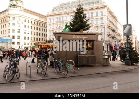 Bitzinger Würstelstand, ein berühmter Würstelstand im Albertinaplatz, Wien, Österreich. Stockfoto