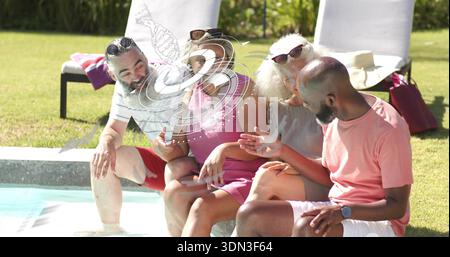 Vier Erwachsene, die Sommerkleidung tragen, tauchende Füße im Pool im Hof, Sonnenbrille sichtbar Stockfoto