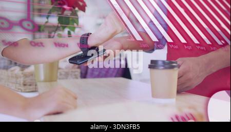 Ausziehbares Telefon, getönter Leser am Coffee Shop, Barista in rotem Halten des Bechers Stockfoto