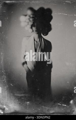 Frau, die mit mehreren abstrakten Lichtformen steht, kreiert ihren Kopf in einer Vintage-Komposition Stockfoto