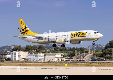 Rhodos, Griechenland - 1. Juni 2025: Buzz Boeing 737-8-200 MAX Flugzeug am Flughafen Rhodos in Griechenland. Stockfoto