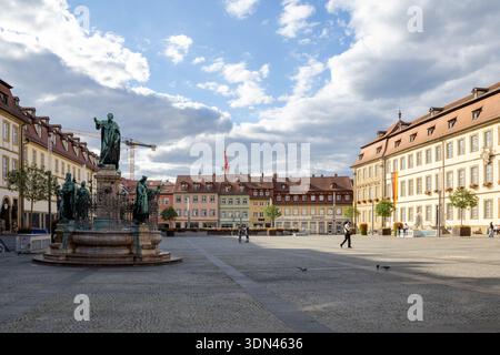 Maximiliansbrunnen in Bamberg, Bayern, Deutschland, historischer Stadtbrunnen mit klassischer Skulptur in der UNESCO-Altstadt Stockfoto