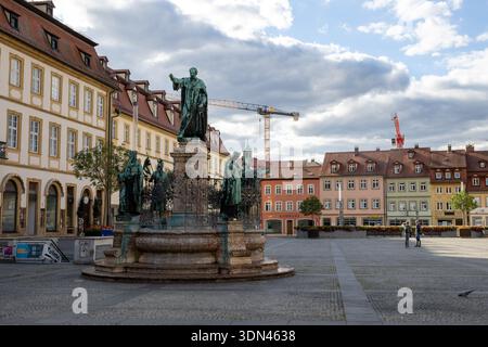 Maximiliansbrunnen in Bamberg, Bayern, Deutschland, historischer Stadtbrunnen mit klassischer Skulptur in der UNESCO-Altstadt Stockfoto