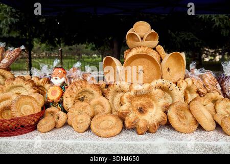Köstliches traditionelles usbekisches Brot Lepyoschka auf dem Straßenmarkt von Samarkand Brotfest in Usbekistan Stockfoto