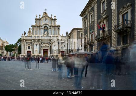 Fassade der Kathedrale von Catania (Duomo di Sant'Agata) auf der Piazza del Duomo mit verschwommenen Menschen im Vordergrund. Catania, Sizilien, Italien Stockfoto