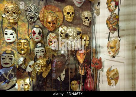 Ausstellung traditioneller handgefertigter venezianischer Masken zum Verkauf während des Karnevals von Venedig, Italien. Verschiedene farbenfrohe handwerkliche Masken, einschließlich Tier- und Tiermasken Stockfoto