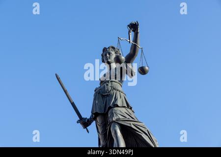 Historische Statue der Justizdame - Justitia - in Frankfurt mit Skala und Schwert Stockfoto