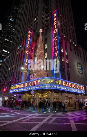 Die Radio City Music Hall ist nachts beleuchtet Stockfoto