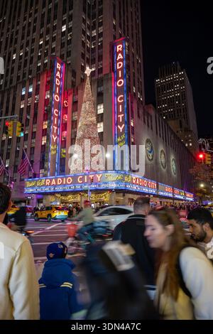 Die Radio City Music Hall ist nachts beleuchtet Stockfoto