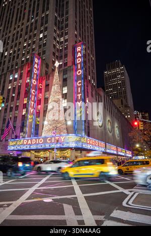 Die Radio City Music Hall ist nachts beleuchtet Stockfoto
