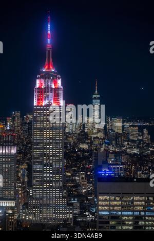 Empire State Building bei Nacht, Blick vom Top of the Rock, 30 Rockefeller Center. Stockfoto