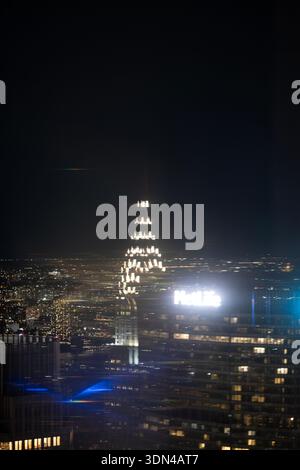 Skyline von New York City und das Chrysler Building bei Nacht, Blick vom Top of the Rock, Rockefeller Center 30. Stockfoto
