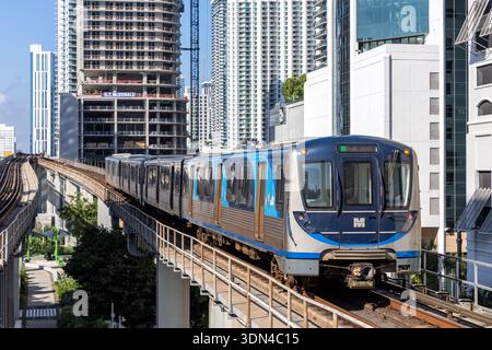 Miami, Vereinigte Staaten - 3. November 2025: Metro Miami Miami-Dade Metrorail Zug am Bahnhof Brickell öffentliche Verkehrsmittel Nahverkehr in Miami, United St Stockfoto