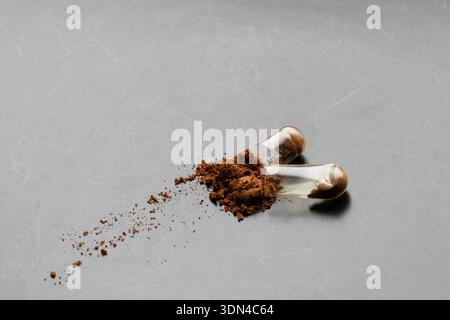 Kapsel mit braunem Pulver auf schwarzem Hintergrund zum Thema Medikamente, Nahrungsergänzungsmittel, Behandlung und Vitamine Stockfoto