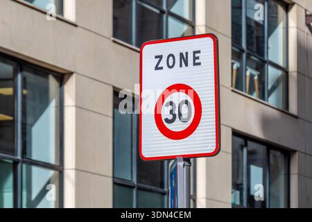 Französisches Verkehrsschild, das die Einfahrt in eine Zone von 30 km/h (Zone 30) anzeigt, ein Stadtgebiet, in dem die zulässige Höchstgeschwindigkeit für alle Fahrzeuge 30 km/h beträgt Stockfoto