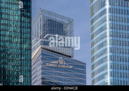 Fernsicht auf den Turm, in dem sich der Hauptsitz der französischen Firma Saint-Gobain befindet, im Geschäftsviertel Paris-La Dfense Stockfoto