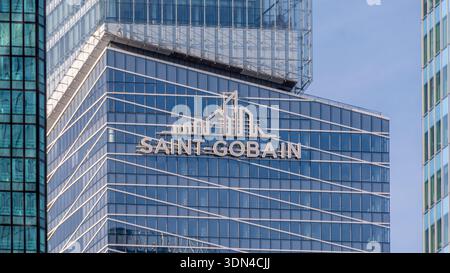 Schild und Logo auf dem Turm, in dem sich der Hauptsitz der französischen Firma Saint-Gobain befindet, im Geschäftsviertel Paris-La Dfense Stockfoto