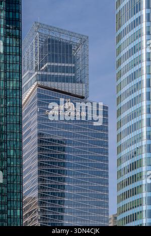 Fernsicht auf den Turm, in dem sich der Hauptsitz der französischen Firma Saint-Gobain befindet, im Geschäftsviertel Paris-La Dfense Stockfoto