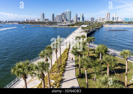 St. Petersburg Florida Skyline City in Tampa Bay mit St. Pete Pier und Wolkenkratzern in der Innenstadt von St. Petersburg, USA Stockfoto