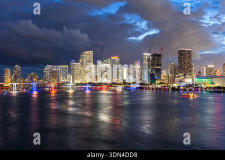 Miami Skyline City-Landschaft mit Wolkenkratzern Immobilien am Meer bei Nacht in der Innenstadt von Miami, USA Stockfoto