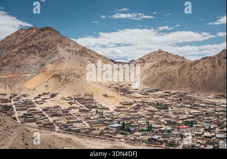 Panoramablick auf die Stadt Leh im zerklüfteten Tal des Himalaya unter blauem Himmel mit weißen Wolken in der Region Ladakh, Nordindien durin Stockfoto
