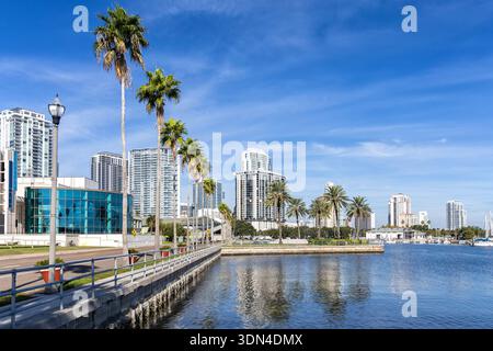 Sankt Petersburg Florida Uferpromenade an der Tampa Bay mit Skyline in der Innenstadt von St. Petersburg, USA Stockfoto