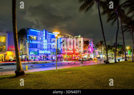 Miami Beach, Vereinigte Staaten - 4. November 2025: Miami Beach Florida Gebäude am Ocean Drive im Art déco-Architekturstil bei Nacht in Miami Beach, UN Stockfoto