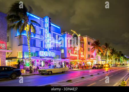 Miami Beach, Vereinigte Staaten - 4. November 2025: Miami Beach Florida Gebäude am Ocean Drive im Art déco-Architekturstil bei Nacht in Miami Beach, UN Stockfoto