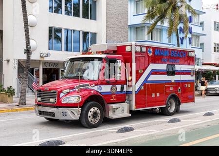 Miami Beach, Vereinigte Staaten - 4. November 2025: Feuerwehrauto auf dem Ocean Drive in Miami Beach, Vereinigte Staaten. Stockfoto