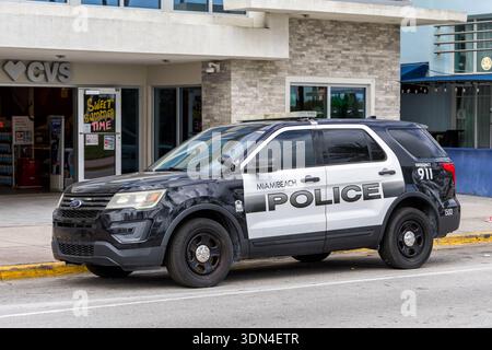 Miami Beach, Vereinigte Staaten - 4. November 2025: Polizeiauto auf dem Ocean Drive in Miami Beach, Vereinigte Staaten. Stockfoto