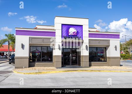 Tampa, USA - 8. November 2025: Taco Bell Fast Food Restaurant mexikanisch inspirierte Kette in Tampa, USA. Stockfoto