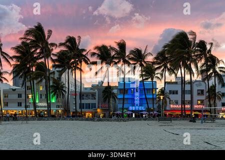 Miami Beach, Vereinigte Staaten - 4. November 2025: Miami Beach Florida Gebäude am Ocean Drive im Art déco-Architekturstil bei Nacht in Miami Beach, UN Stockfoto