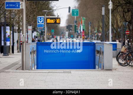 Einfahrt zum U-Bahnhof Heinrich-Heine Allee in Düsseldorf an einem Wintertag Stockfoto