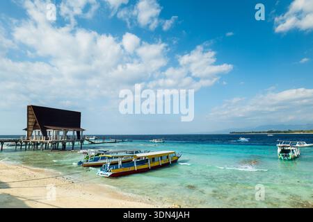 Gili-Inseln, Indonesien - 08.15.2023: Gili Island, Gili Meno, schöner Strand und Bootsanlegebereich in Lombok, Bali, Indonesien. Stockfoto