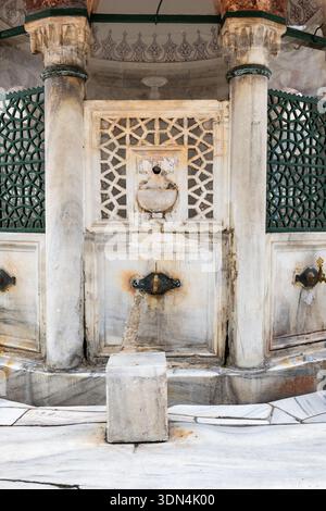 Wudhu oder wudu, Wascharmatur in der Moschee. Waschgebiet für muslime in der Moschee Stockfoto